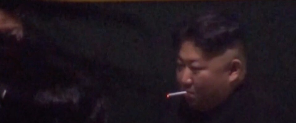 Här tar Kim Jong-un en rökpaus inför toppmötet med Donald Trump