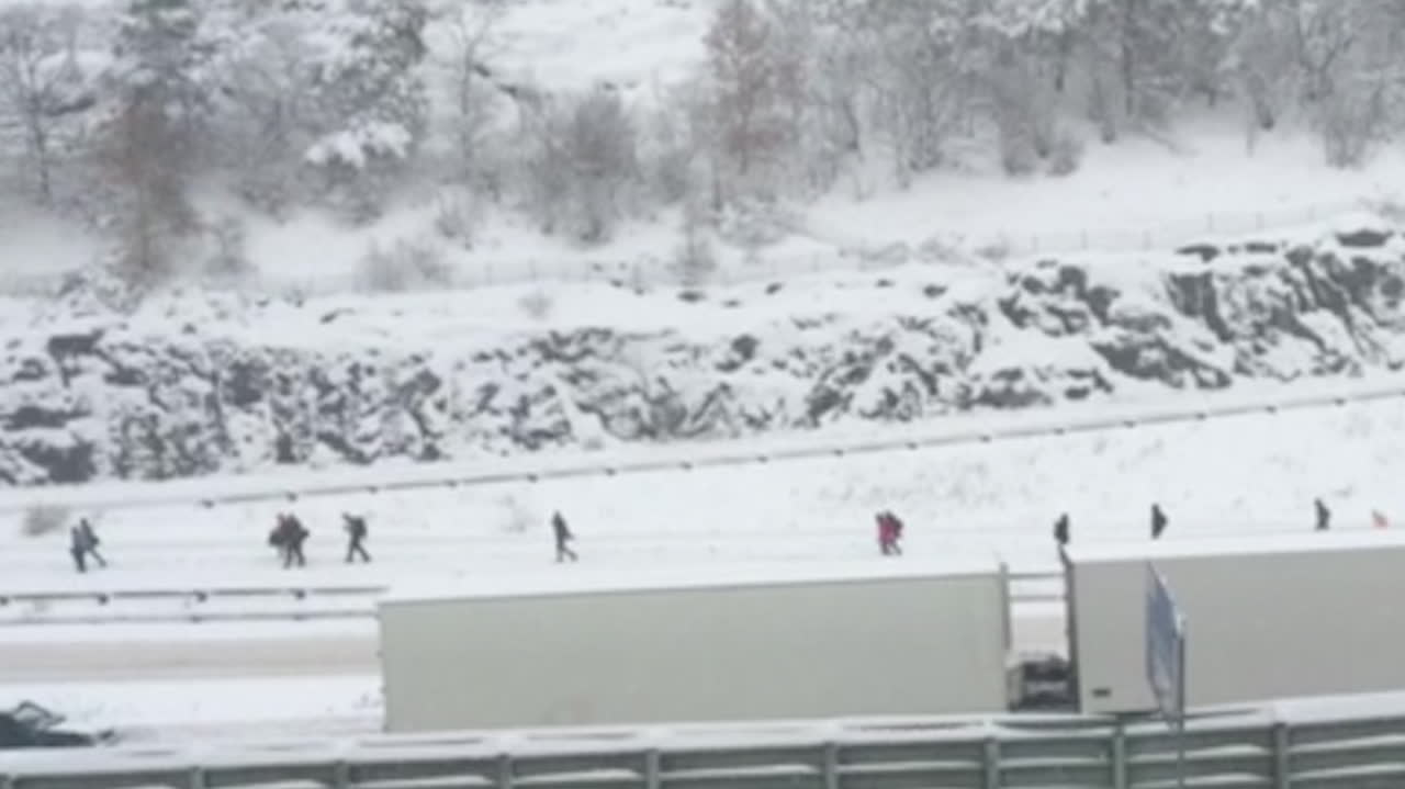 Snökaoset i Stockholm - här går de till fots mot stan