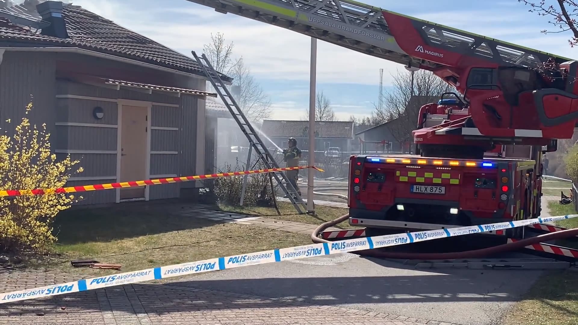Kraftig brand i förrådsbyggnad i Slavsta