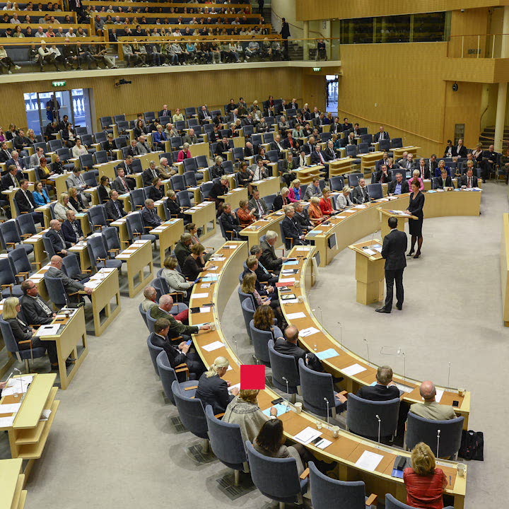 Så mycket pengar satsar partierna på valkampanjer