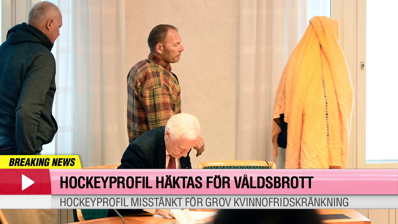 Hockeystjärnan häktas för våldsbrott – Sportbladet var på plats vid tingsrätten