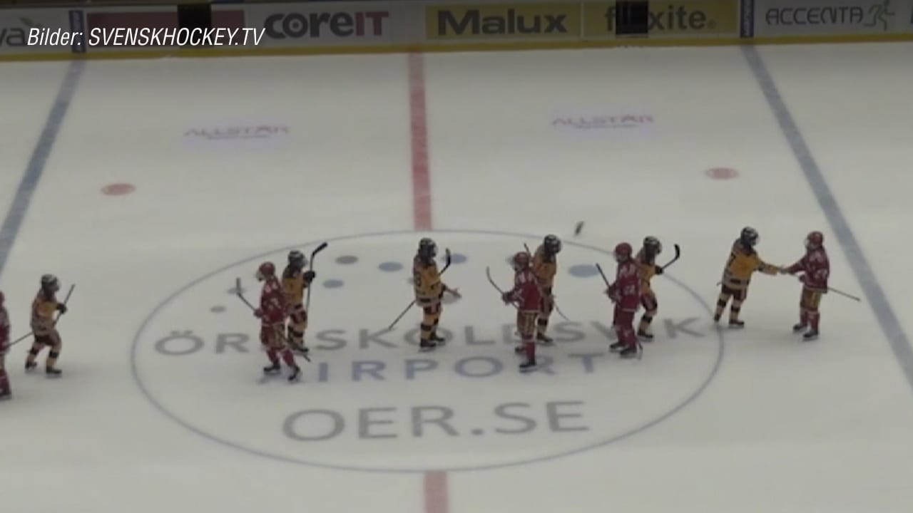 Här kastar målvaktstränaren flaska mot spelarna