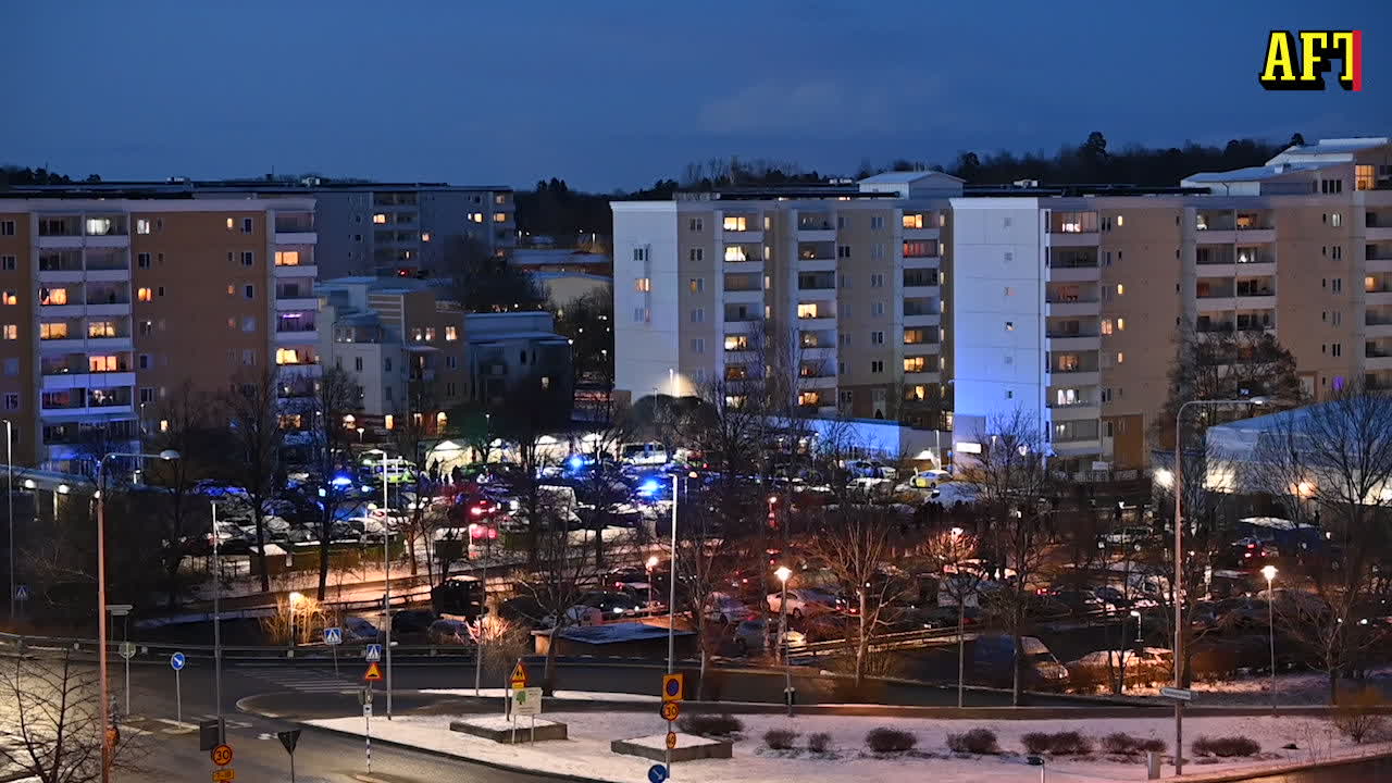 19-årig man sköts till döds i Norsborg – Satt och spelade kort