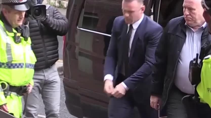 Här anländer Rooney till rätten