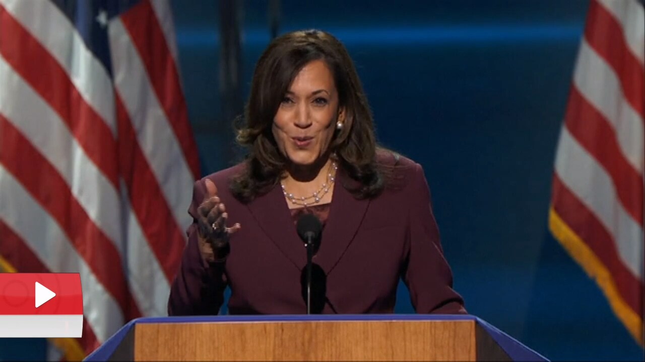 Kamala Harris talar  på Demokraternas konvent