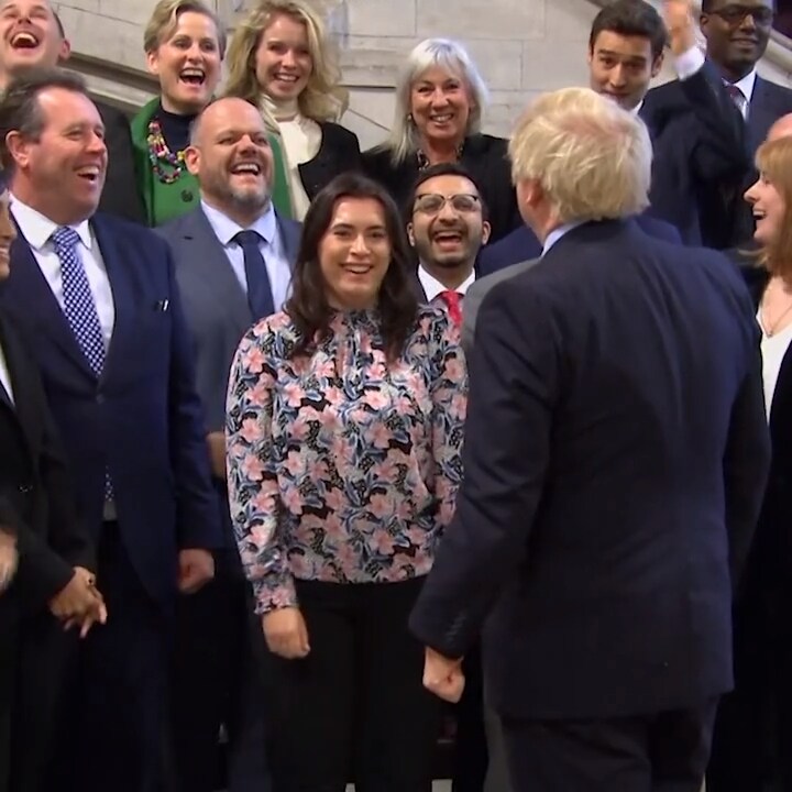 Boris visar upp nya majoritetsregeringen – men orosmoln finns fortfarande