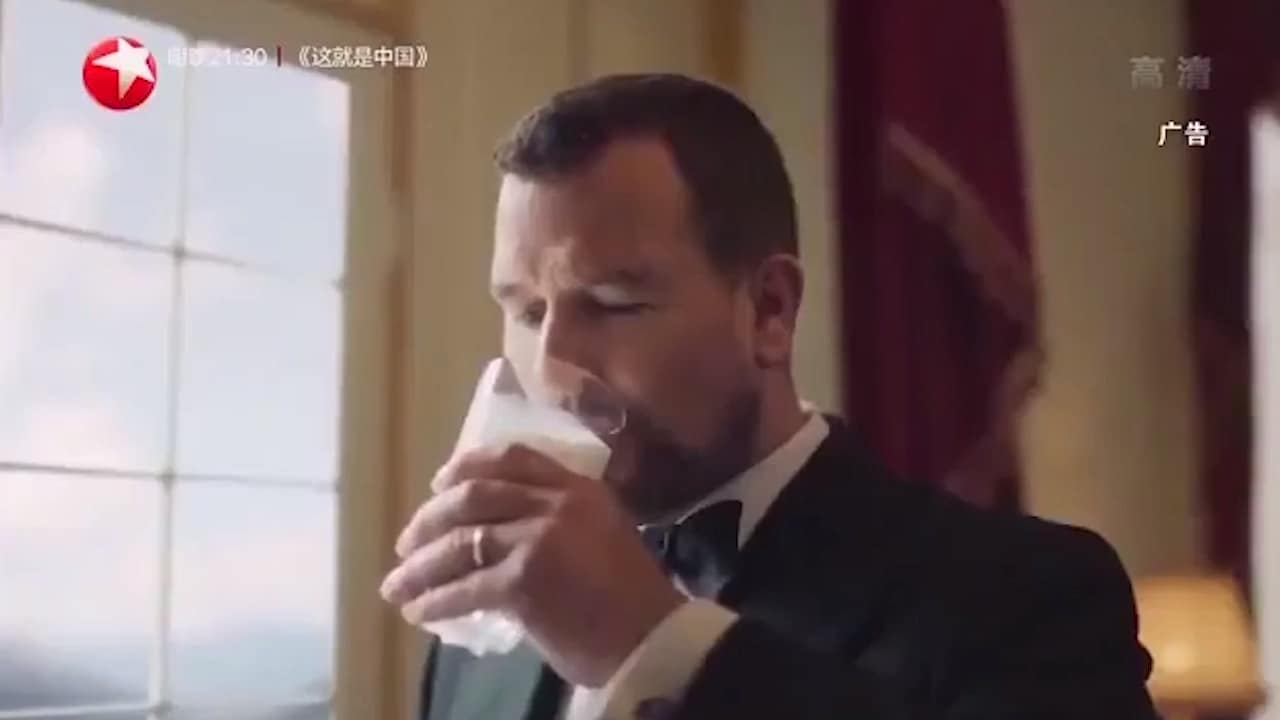 Drottning Elizabeths barnbarn gör reklam – för kinesisk mjölk