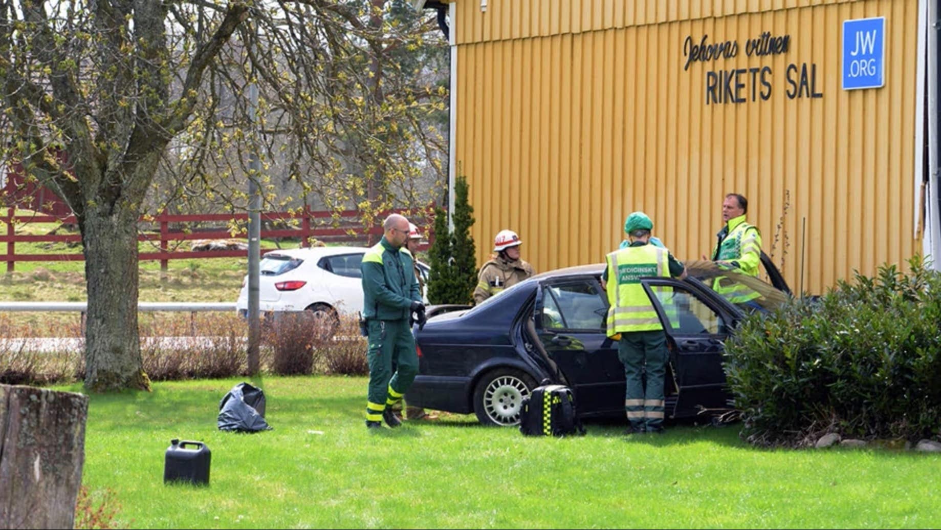 Bil har rammat Jehovas vittnens lokal