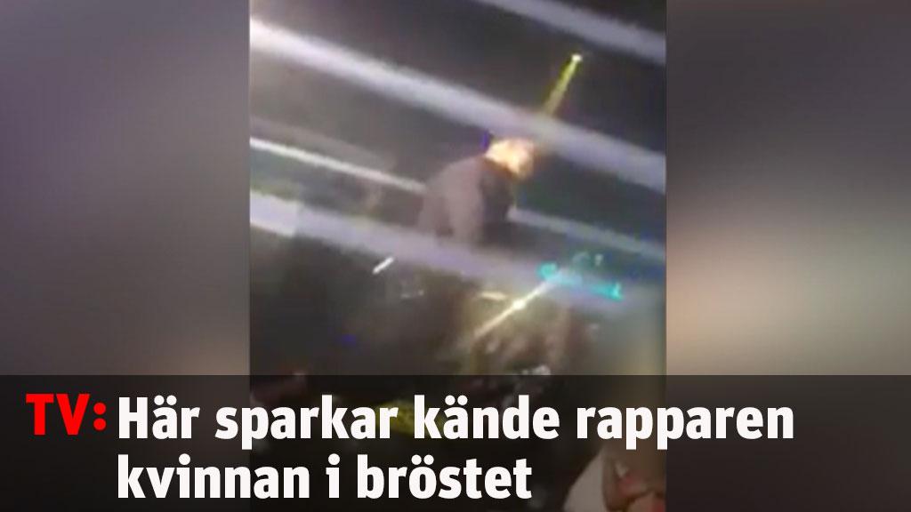 Här sparkar kände rapparen kvinnan i bröstet