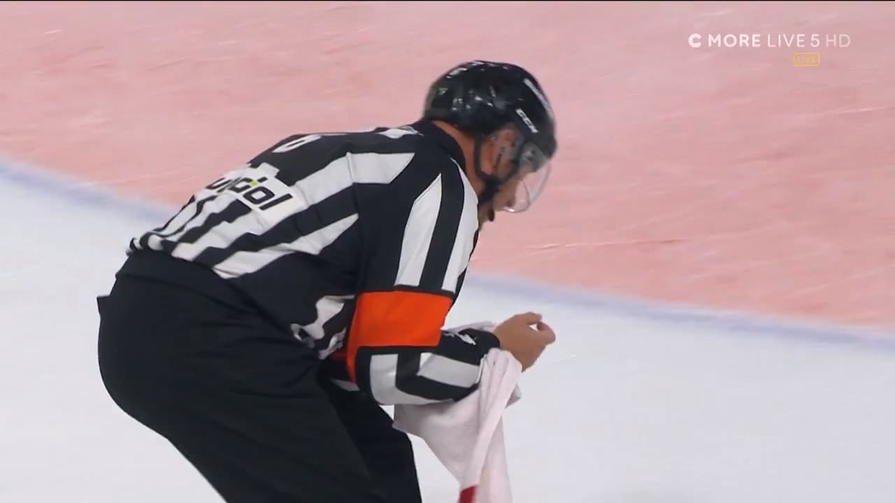 Här skadar sig domaren (!) mitt under match