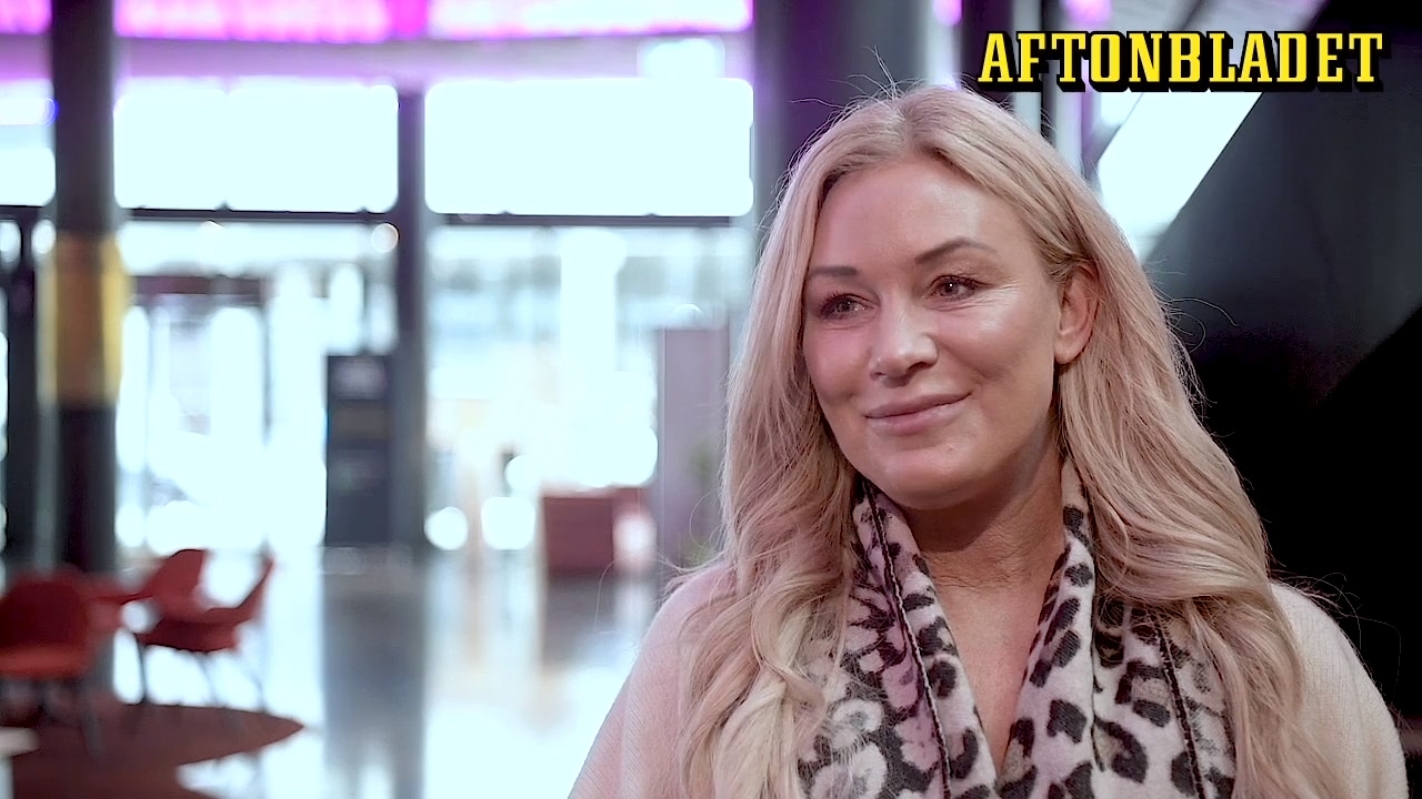 Hon tar med sig 70 meter tyg upp på scenen