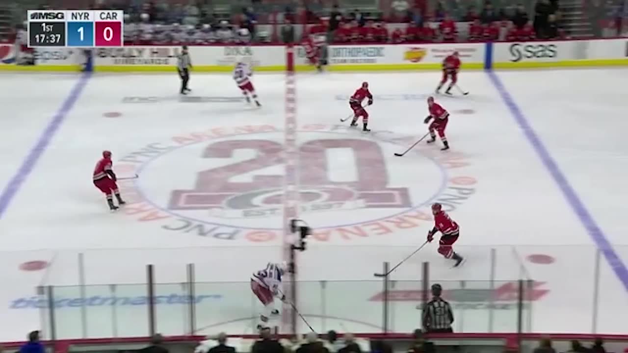 Här gör svensken säsongens märkligaste mål i NHL