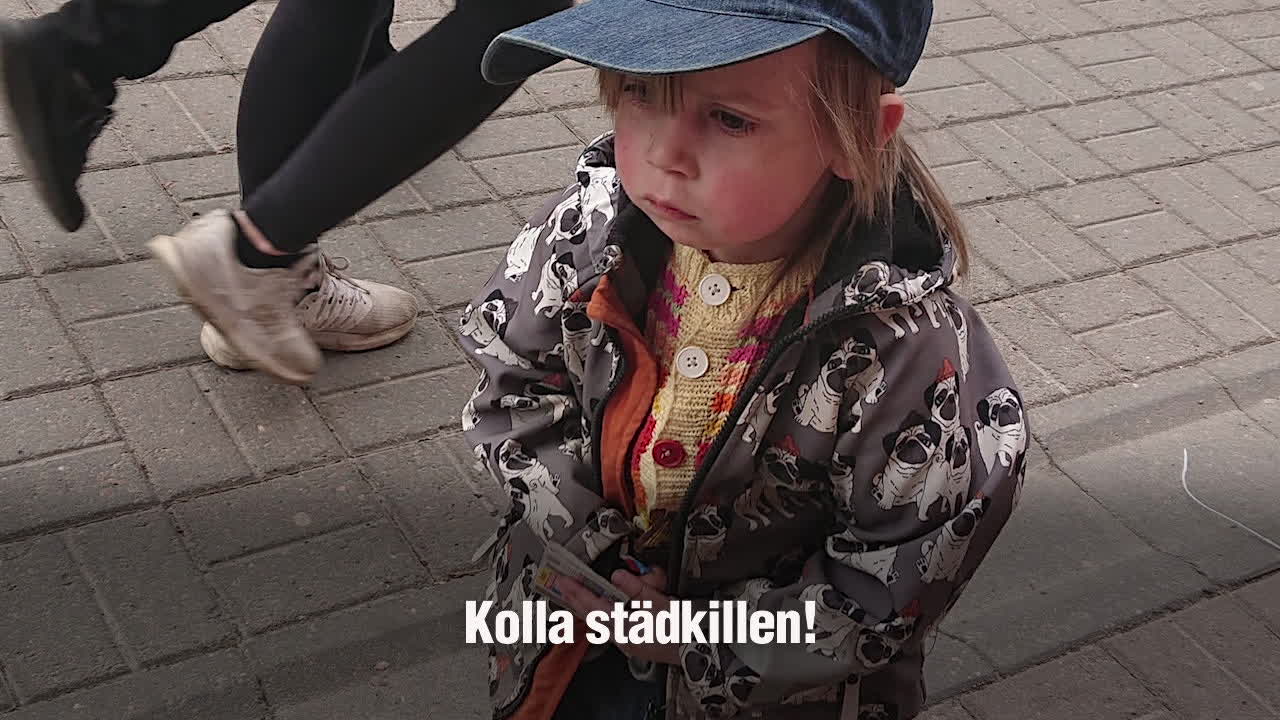 Mika, 4, städar gator och torg