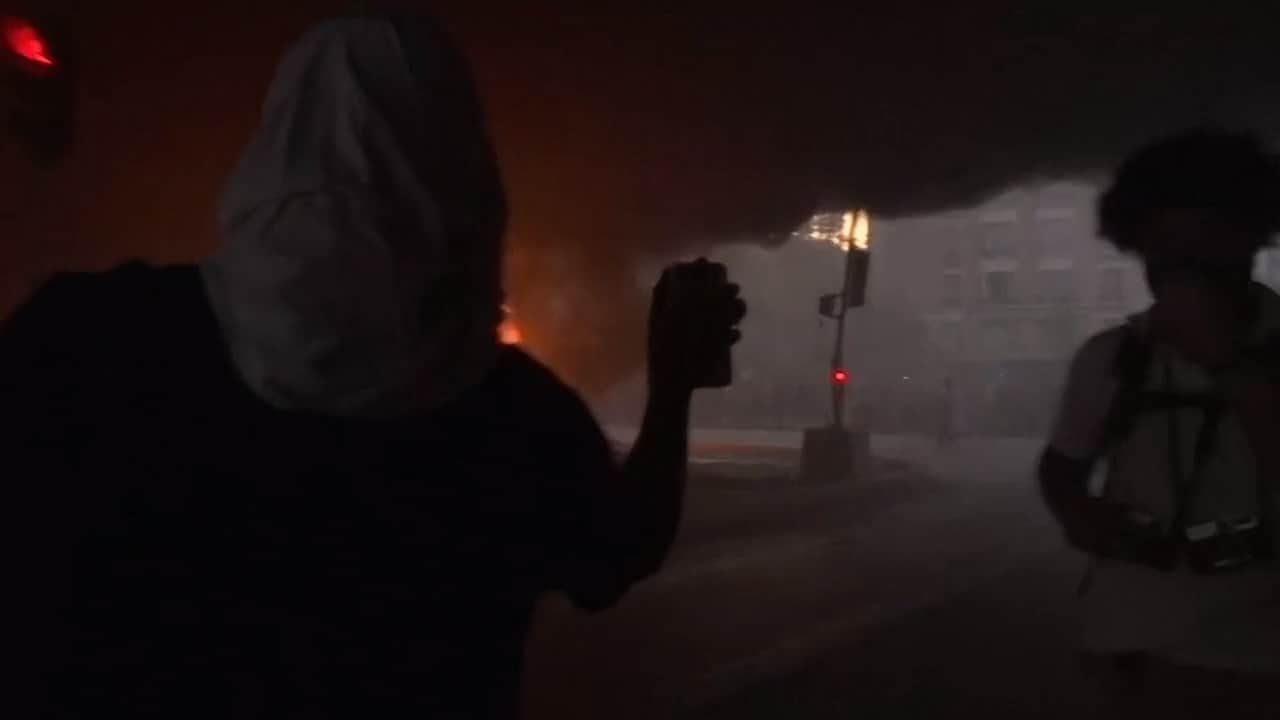 Dramatiska bilder från protesterna i Paris