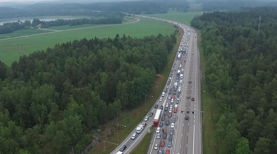 Kaos i midsommartrafiken efter lastbilsolycka