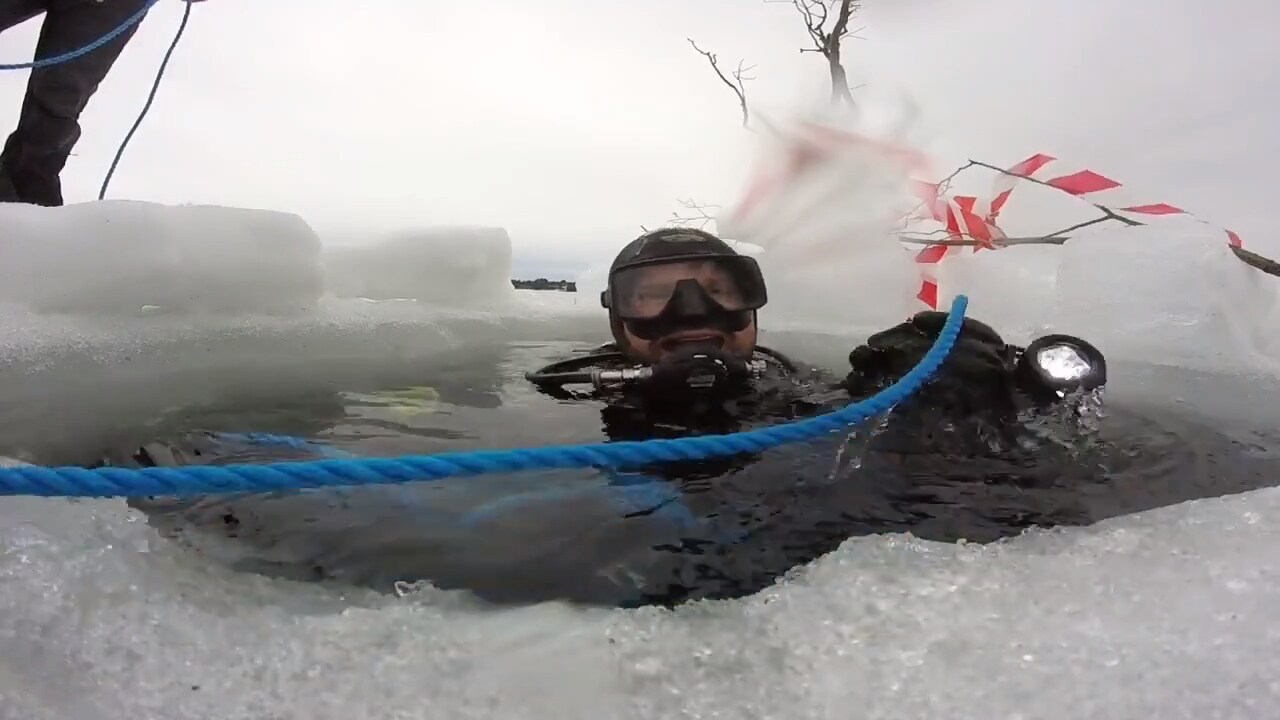 Skidåkare föll genom isen – då dök kompisarna efter