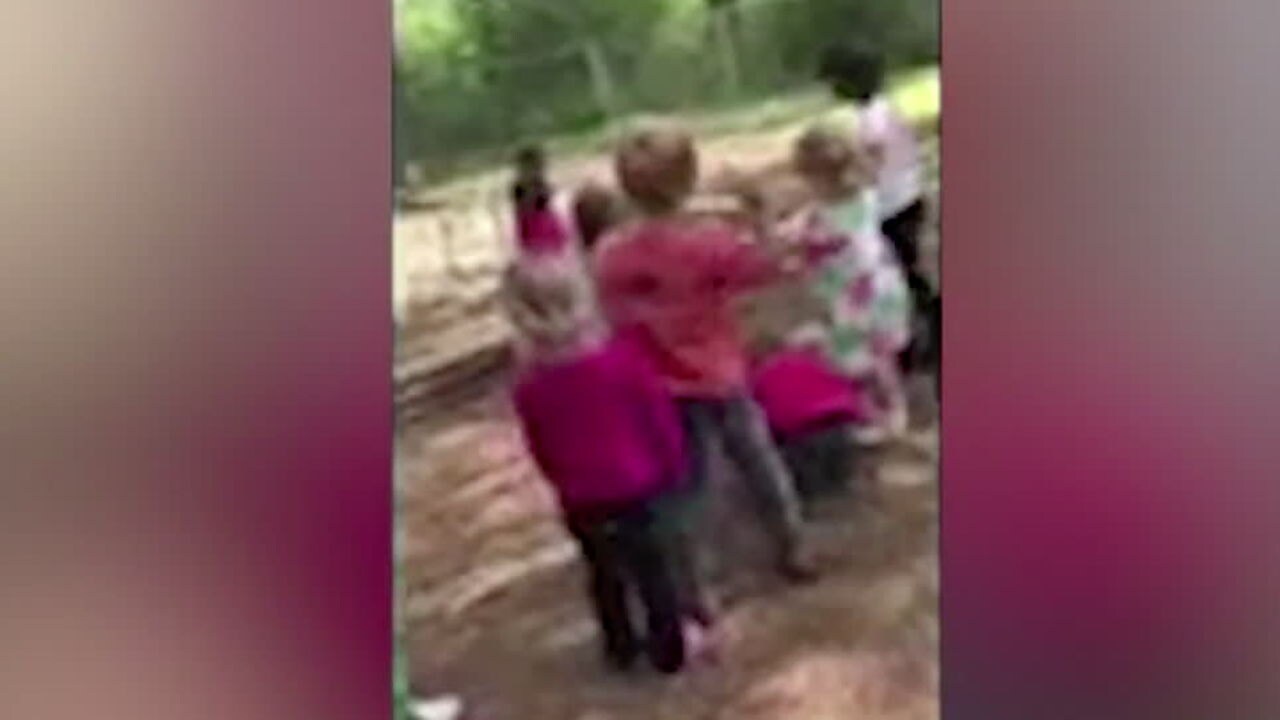 Här beordrar läraren eleverna att kasta sten – på klasskamraten