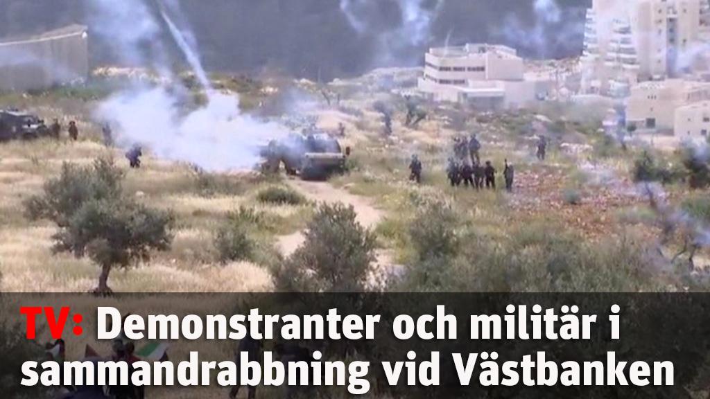 Palestinska demonstranter och israelisk militär i sammandrabbning