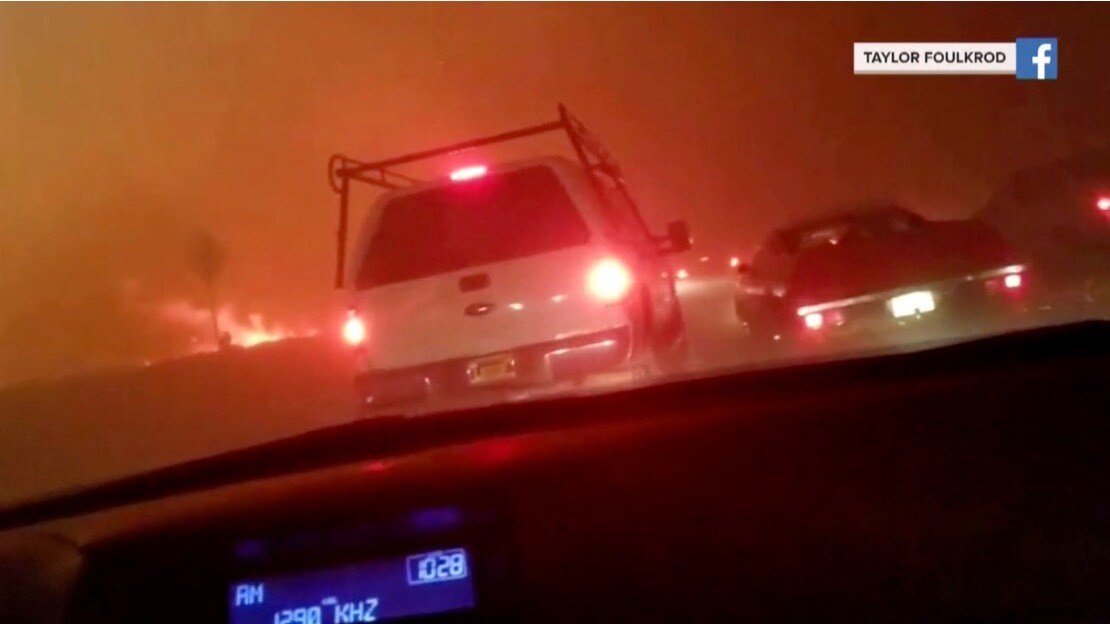 Här flyr befolkningen lågorna