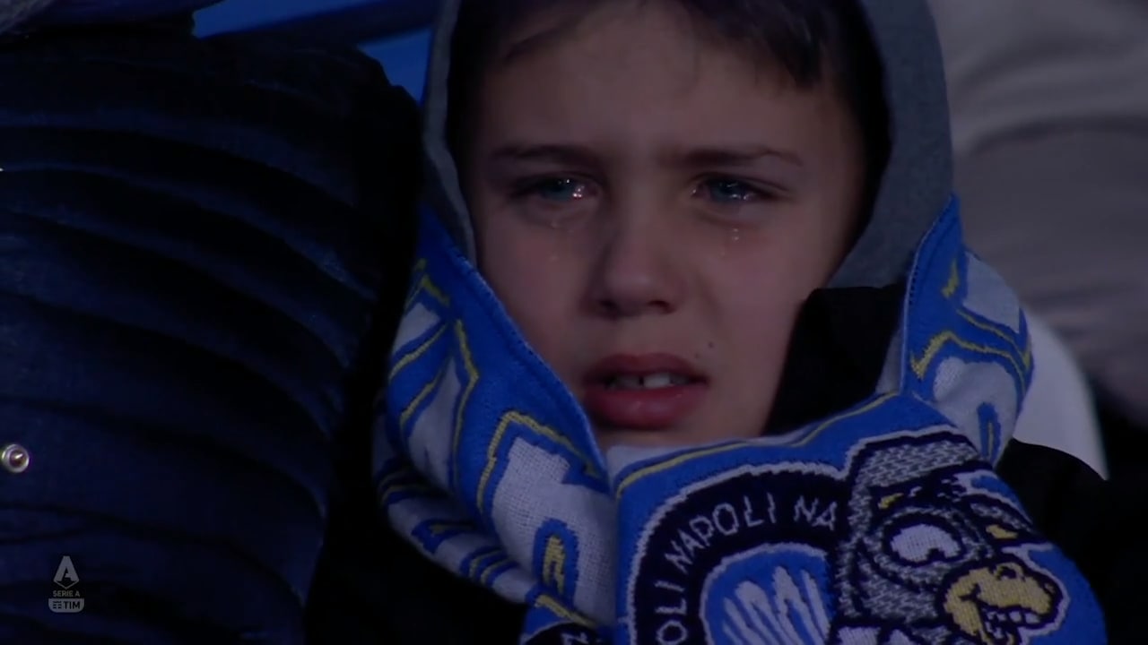 Napolistjärna ber gråtande barn om ursäkt