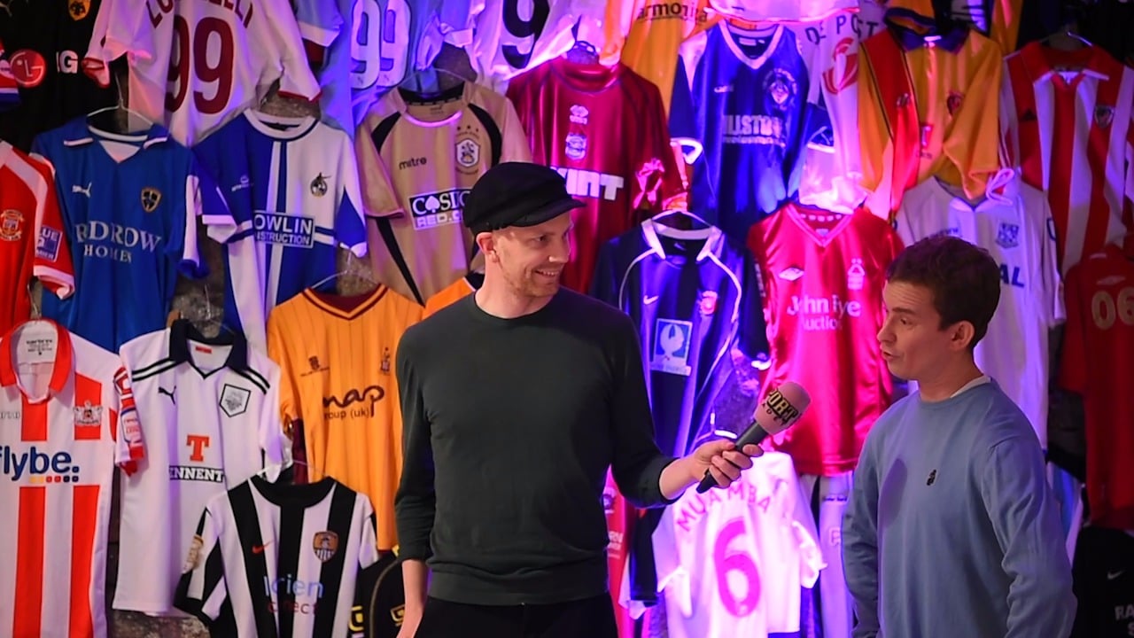 Följ med in i Erik Nivas tröjutställning