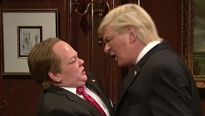 Här hånglar Trump och Spicer