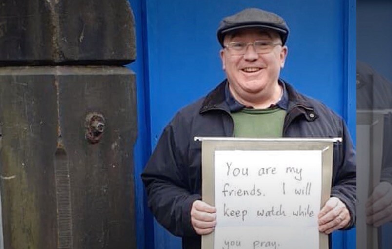 Efter attacken i Nya Zeeland: Sprider kärlek utanför moskén