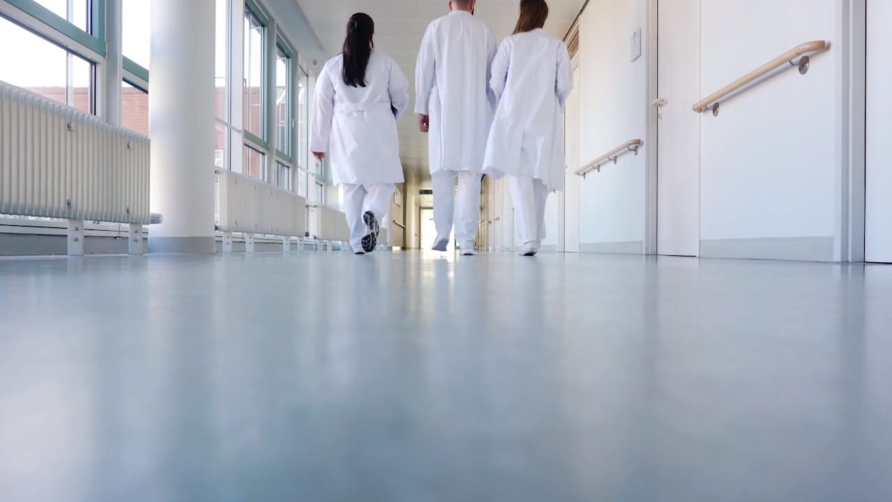 Läkaren Emelie om krisen i vården: ”Folk dör”