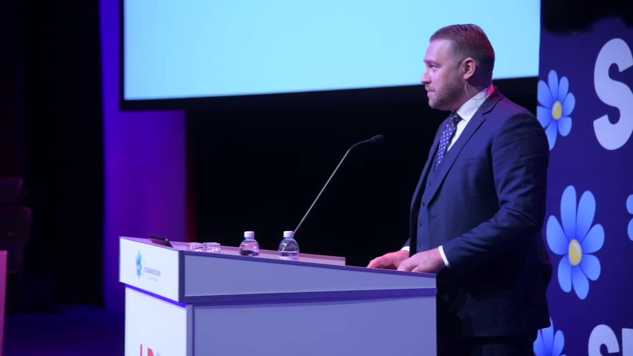 Här öppnar Mattias Karlsson (SD) Sverigedemokraternas landsdagar