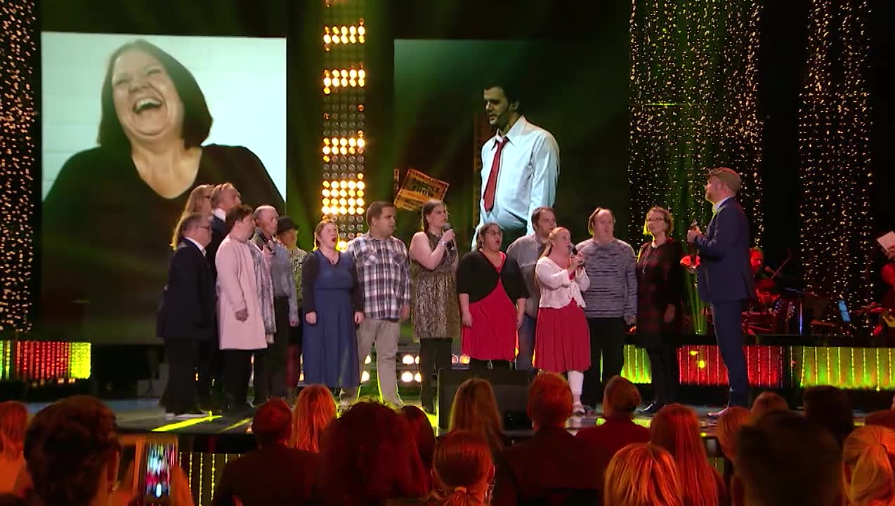 Här drabbas hjälten av en kärlekschock