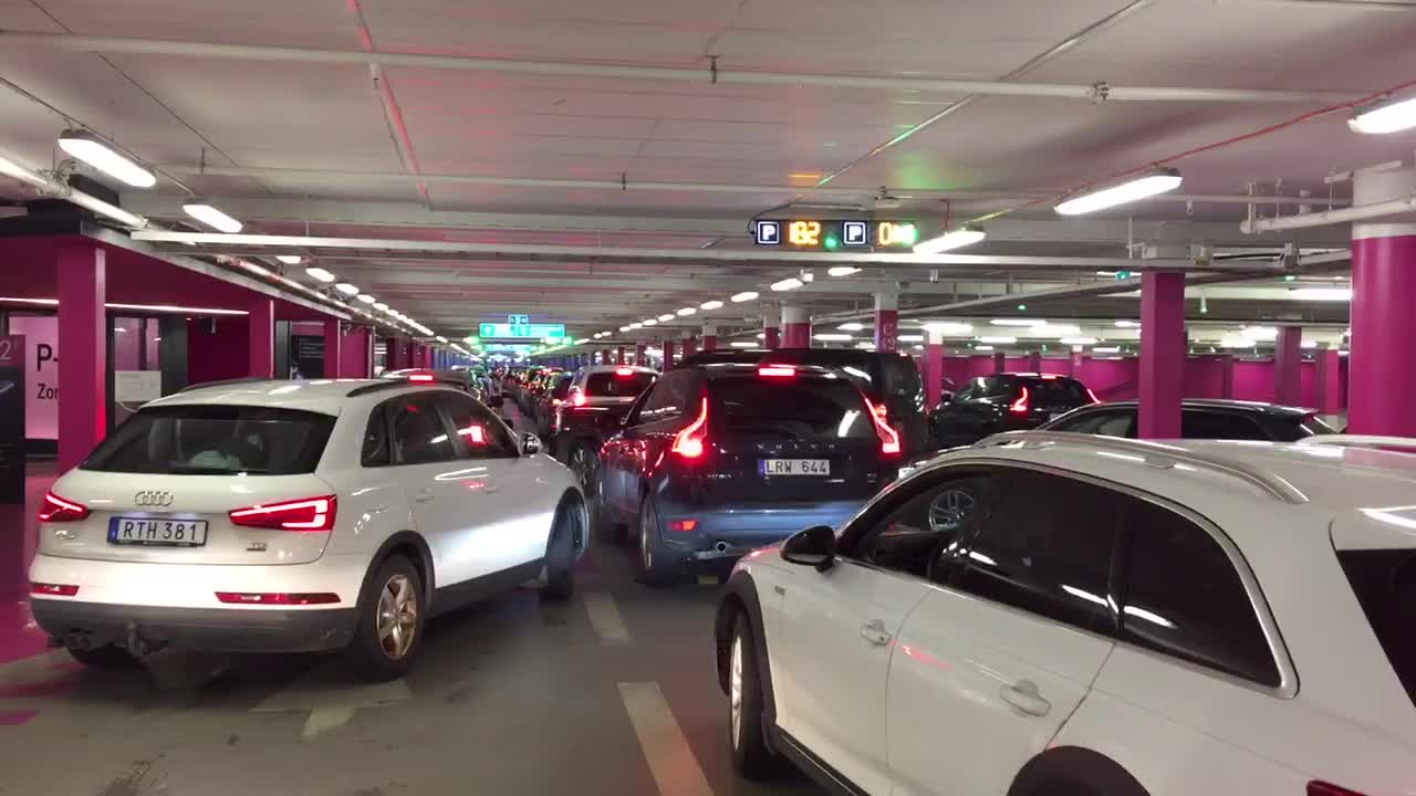 Kaos i parkeringshuset på Friends Arena