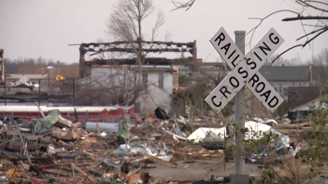 Omkullvälta bilar och raserade hus – se förödelsen efter amerikanska tornadon