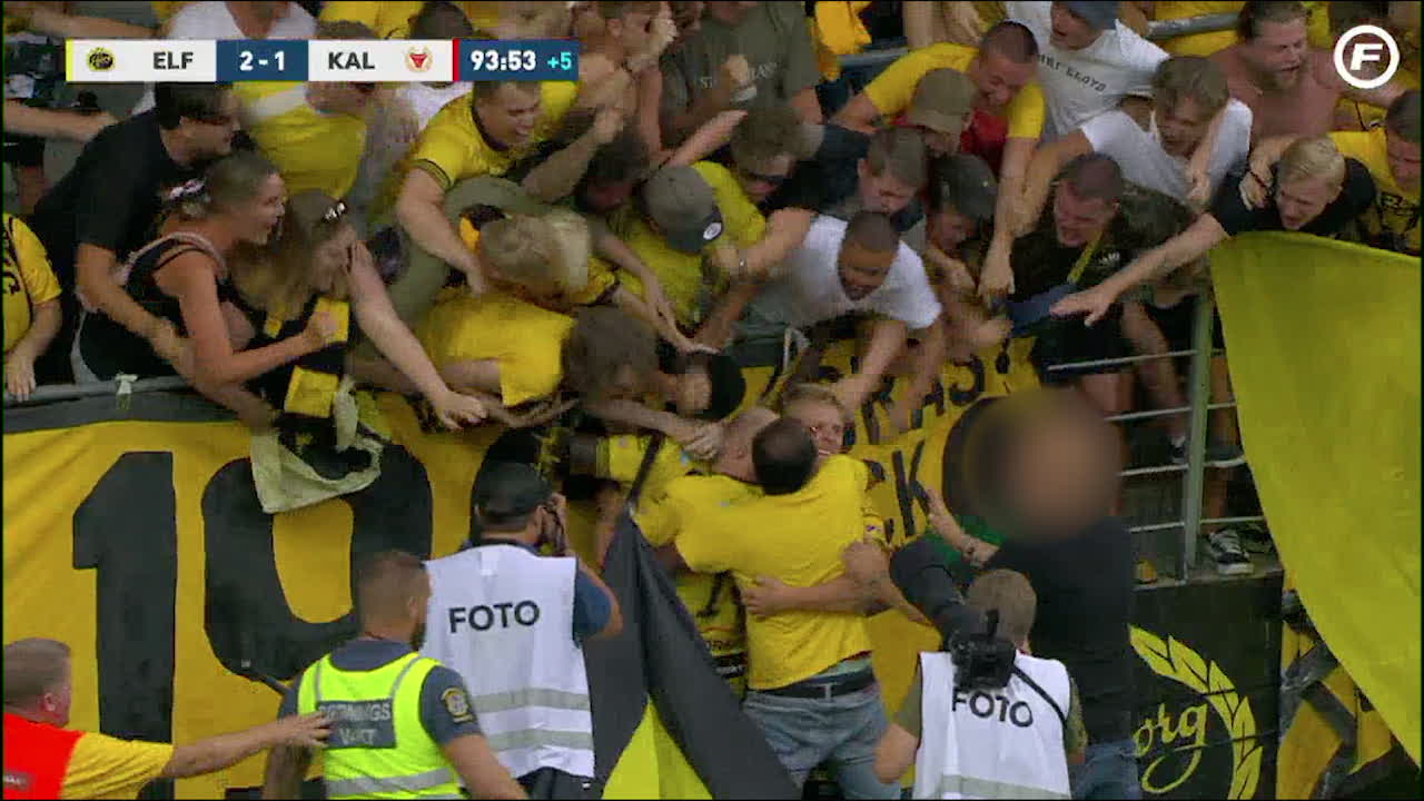 Här är hoppar Elfsborgfansen in på plan