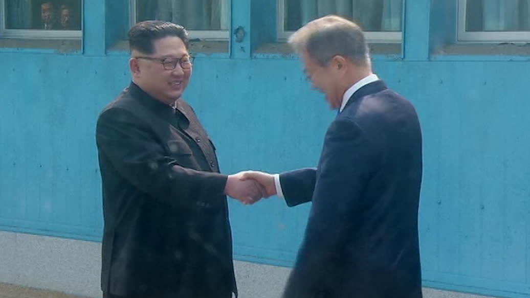 Här tar Kim historiska klivet