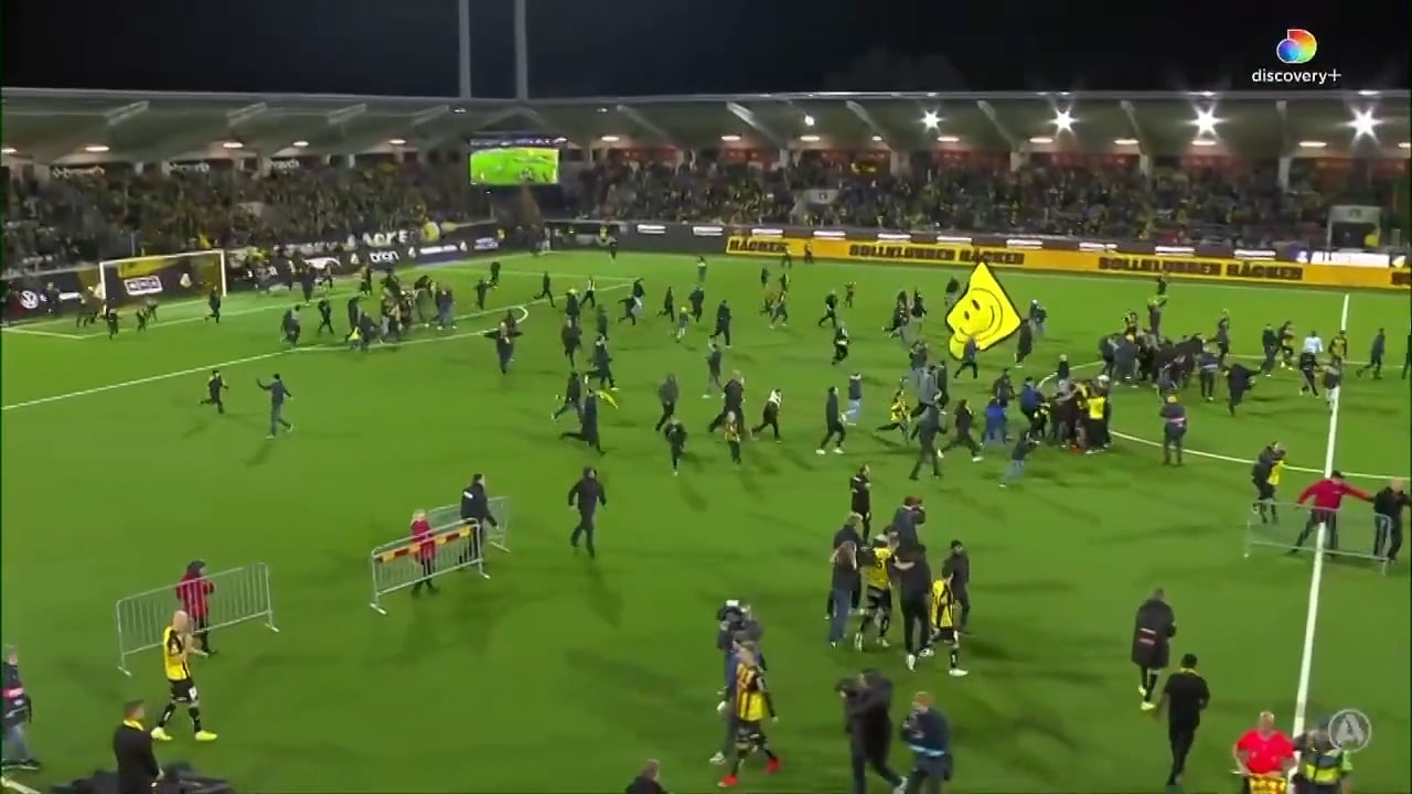 Här firar supportrarna med Häcken