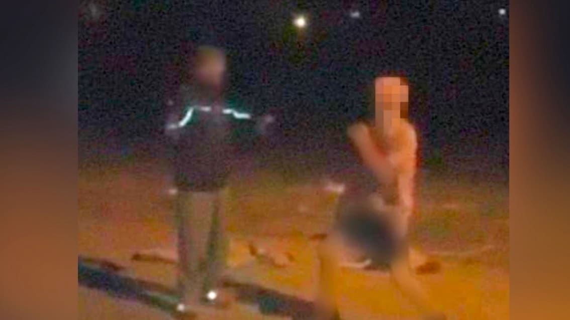 Här måttar 16-åringen ett slag mot hemlöse Gica