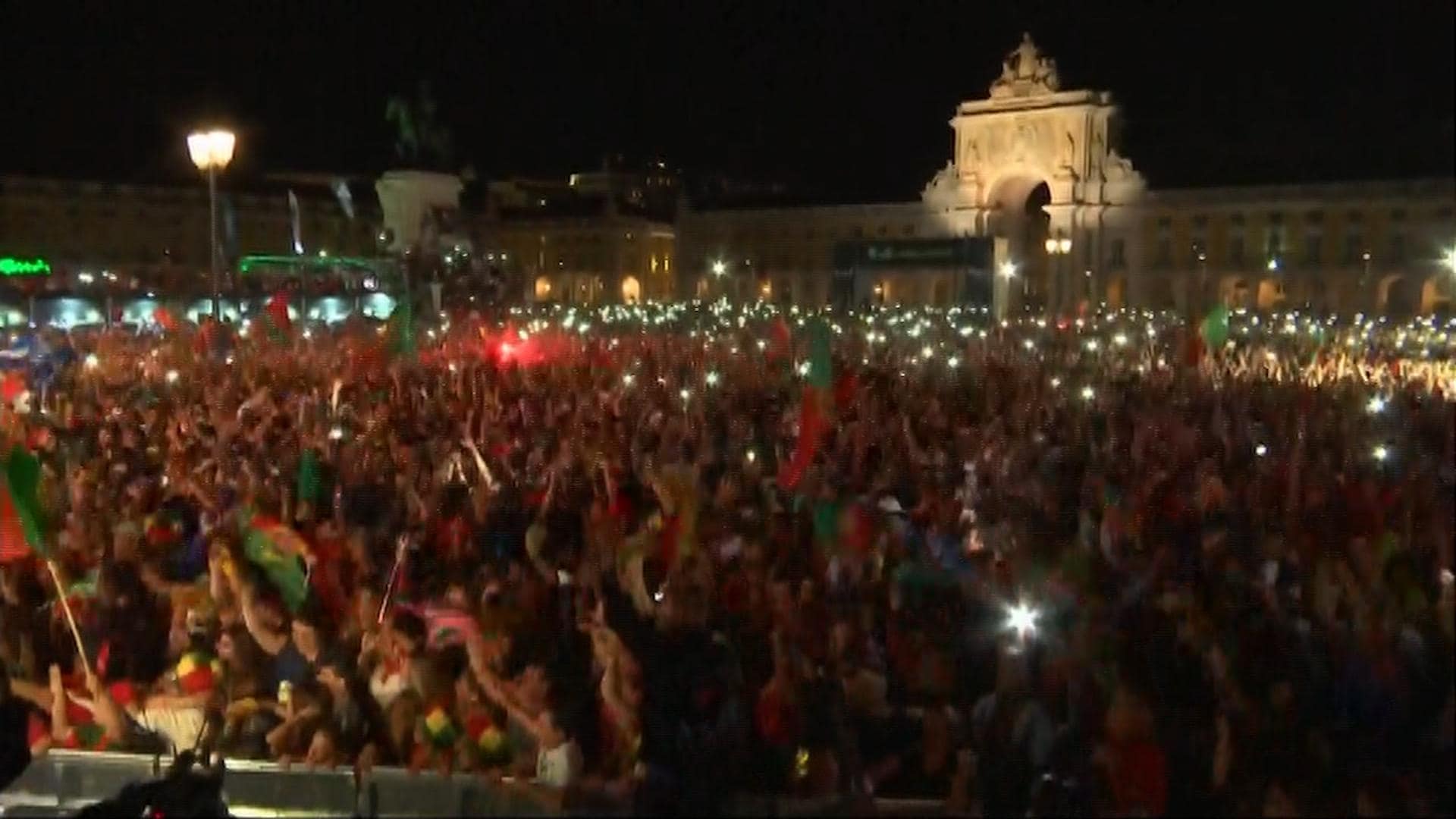 Supportrarnas vilda firande efter slutsignal