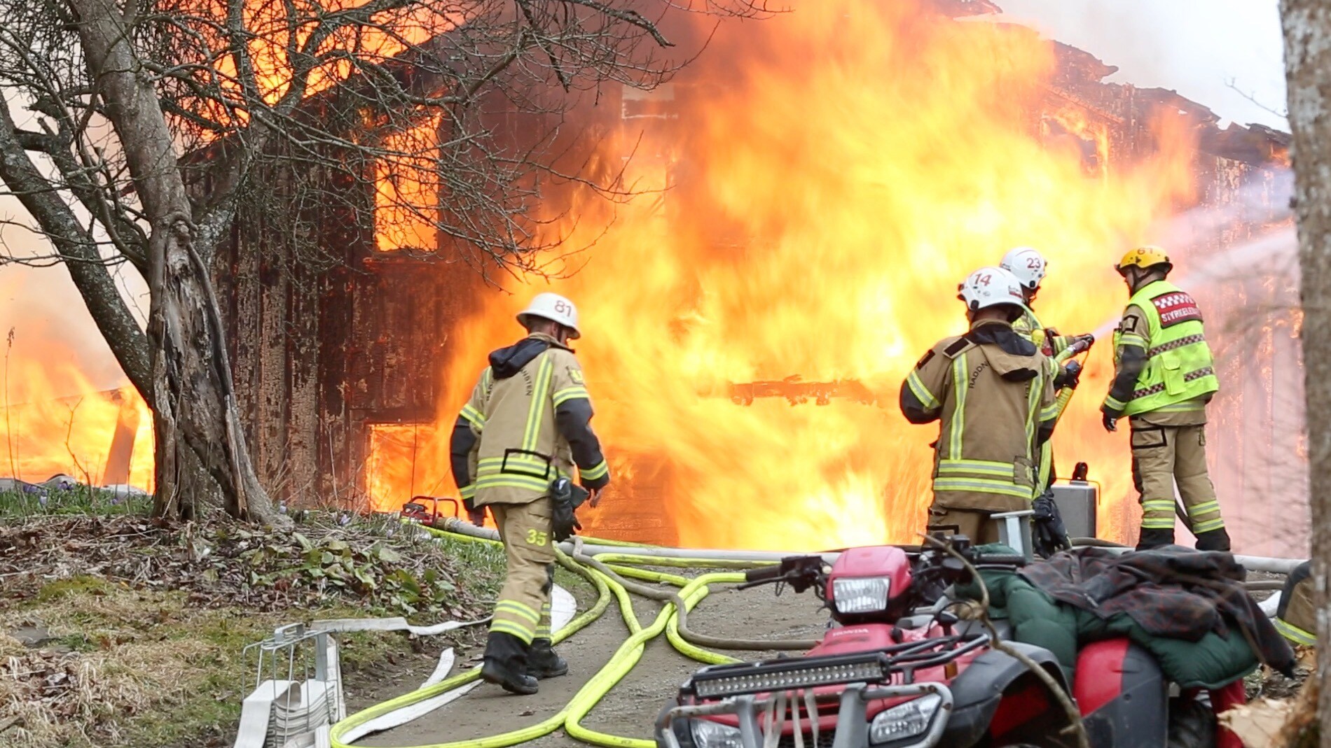 Brandman skadad under släckningsarbete