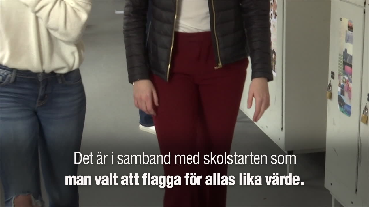 Regnbågsflaggan hissades vid skolstart: “Applåder från eleverna”