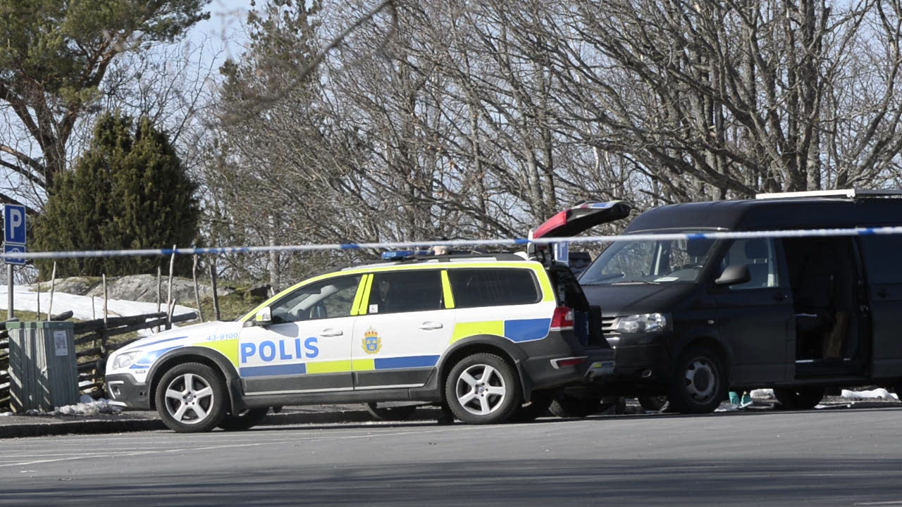 Två hittade döda på rastplats