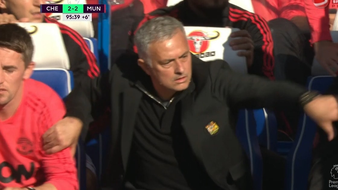 Vilda utbrottet när Chelsea-ledaren springer förbi