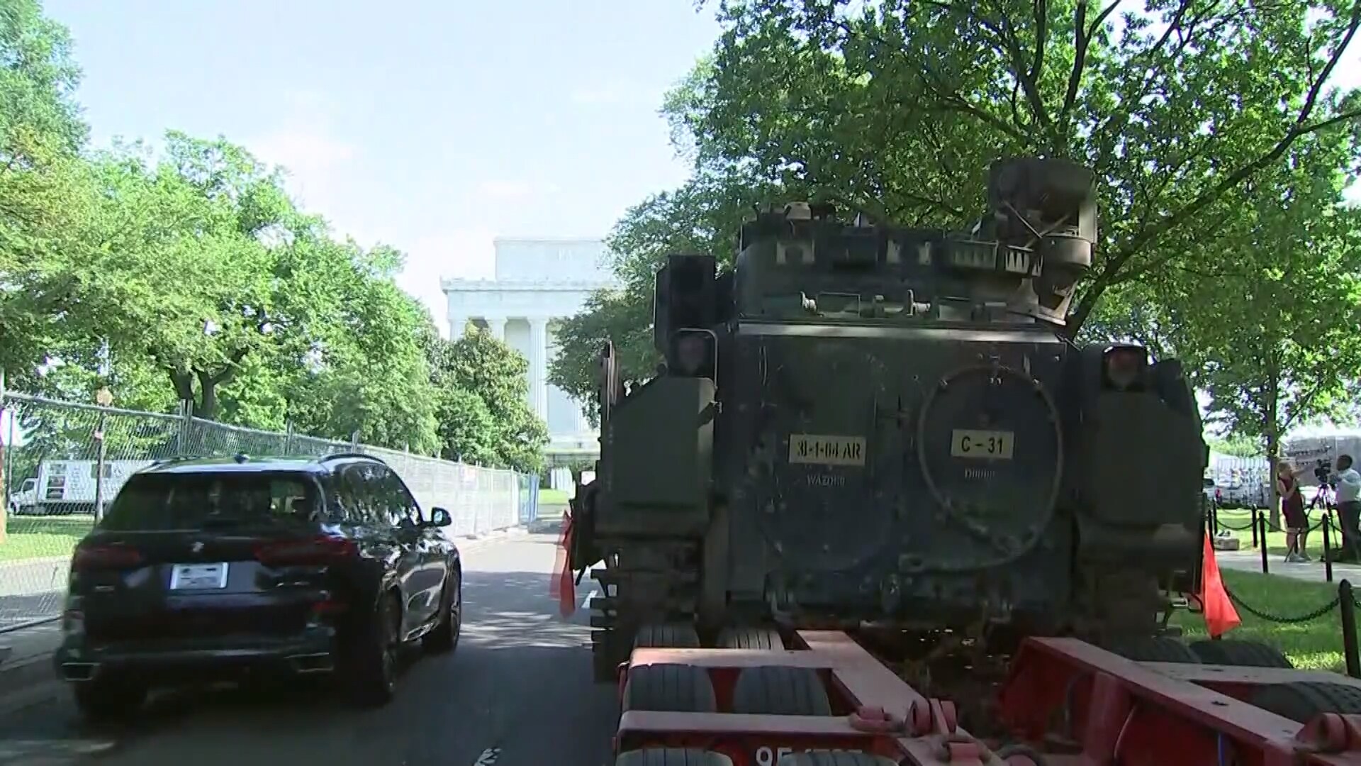 Pansarvagnar, bombplan och krigsmaskiner på nationaldagsfirandet