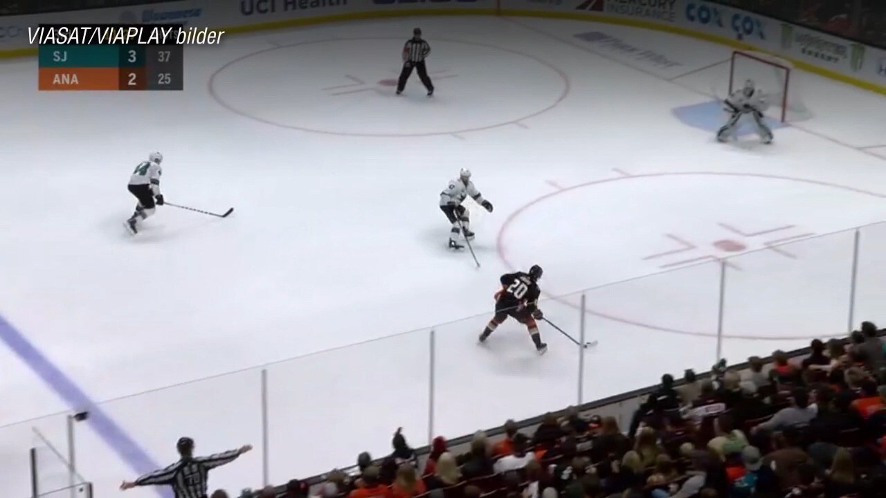 Här gör Åberg en av säsongens vackraste mål