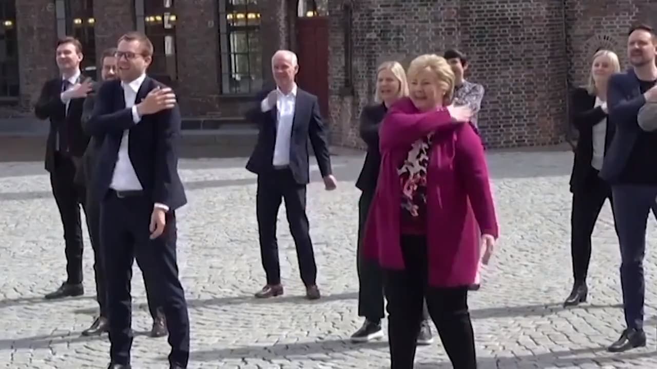 Här visar Norges ministrar den coronaanpassade dansen