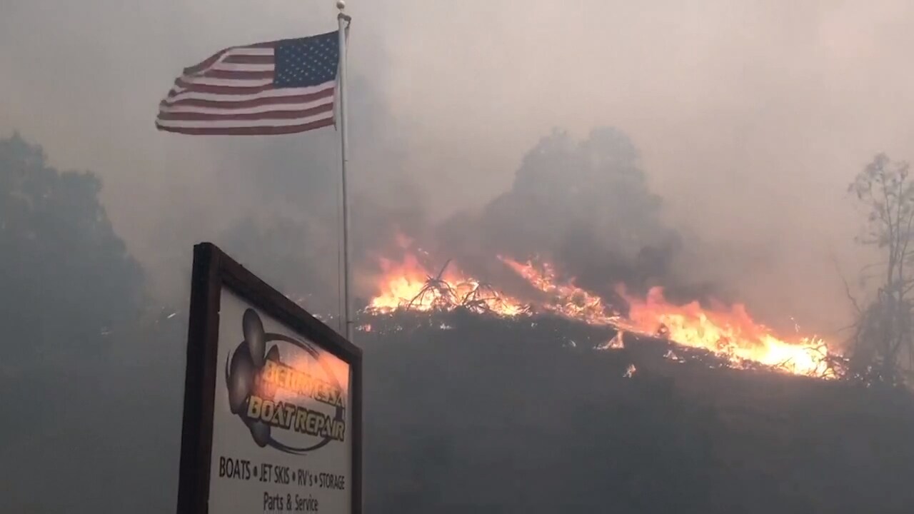 Våldsamma bränder rasar över Kalifornien