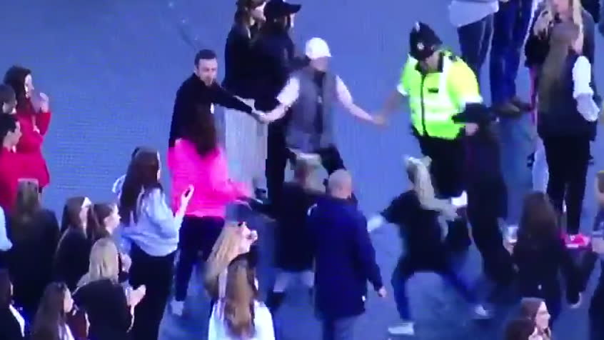 Här bjuder polisen upp barnen till dans