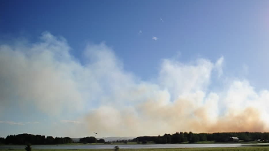 Stor skogsbrand rasar i Västmanland – hör Jan Wisén på MSB  i studion