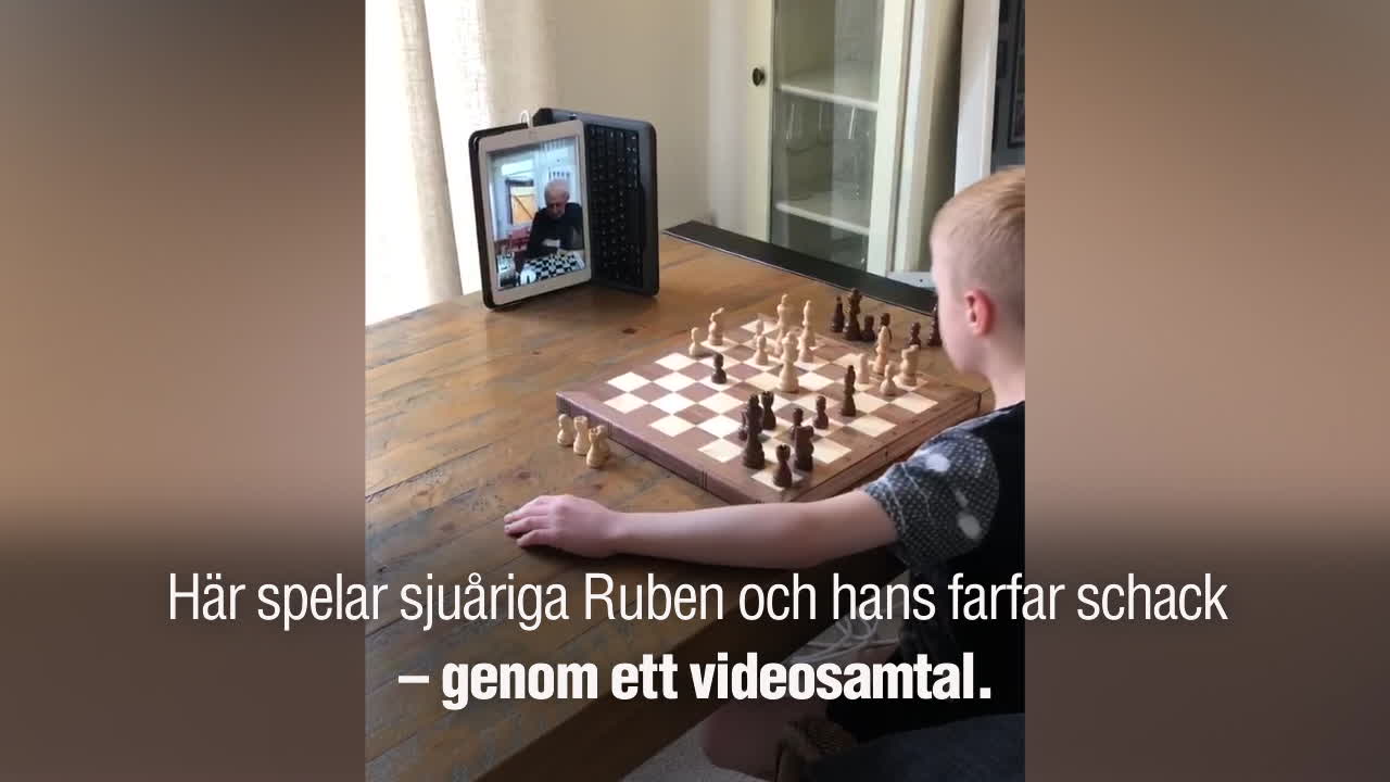 Ruben, 7, spelar schack med sin farfar över ett videosamtal