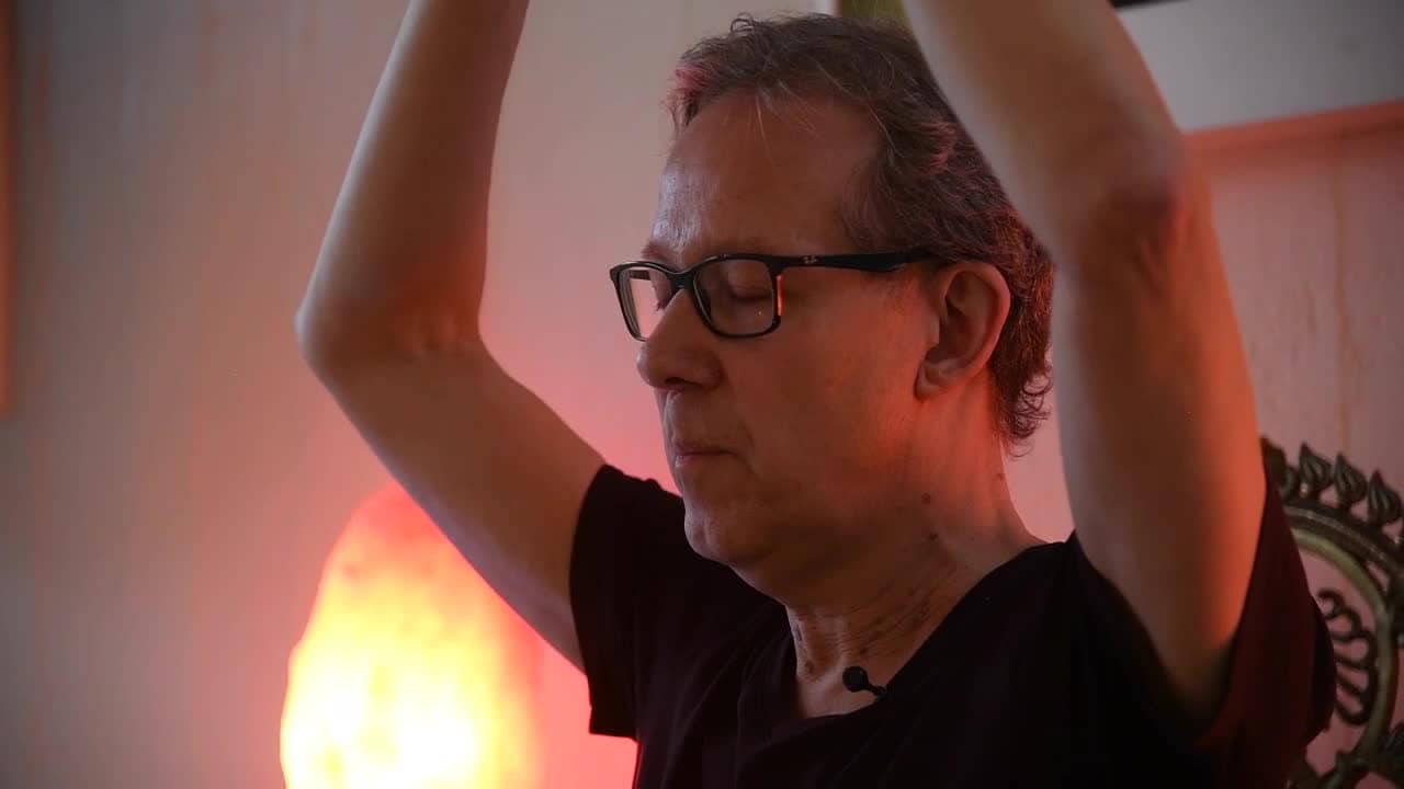 Se Ulf Wallgren hålla en yogalektion med Aftonbladets reporter