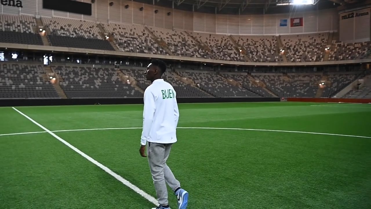 Här ger Trawally fansen ett smakprov på sin skönsång vid ankomsten till Tele2